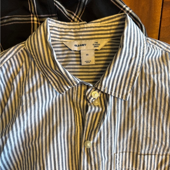 Old Navy XS Casual Women’s Button Down Shirts with Soft Fabric and Relaxed Fit - Picture 2 of 7